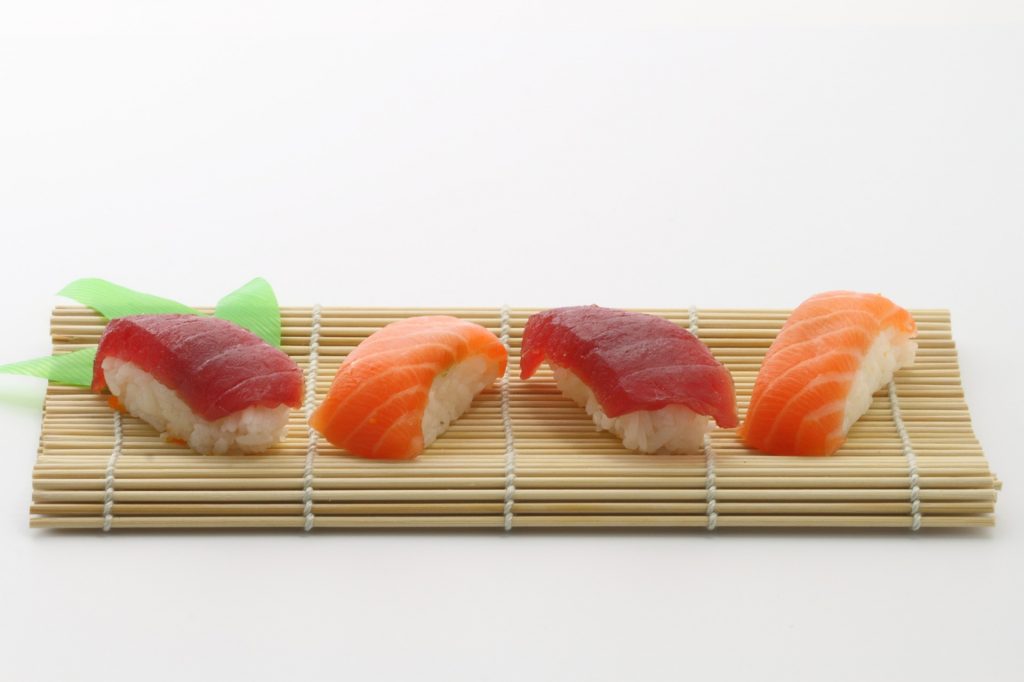Sushi con atún rojo