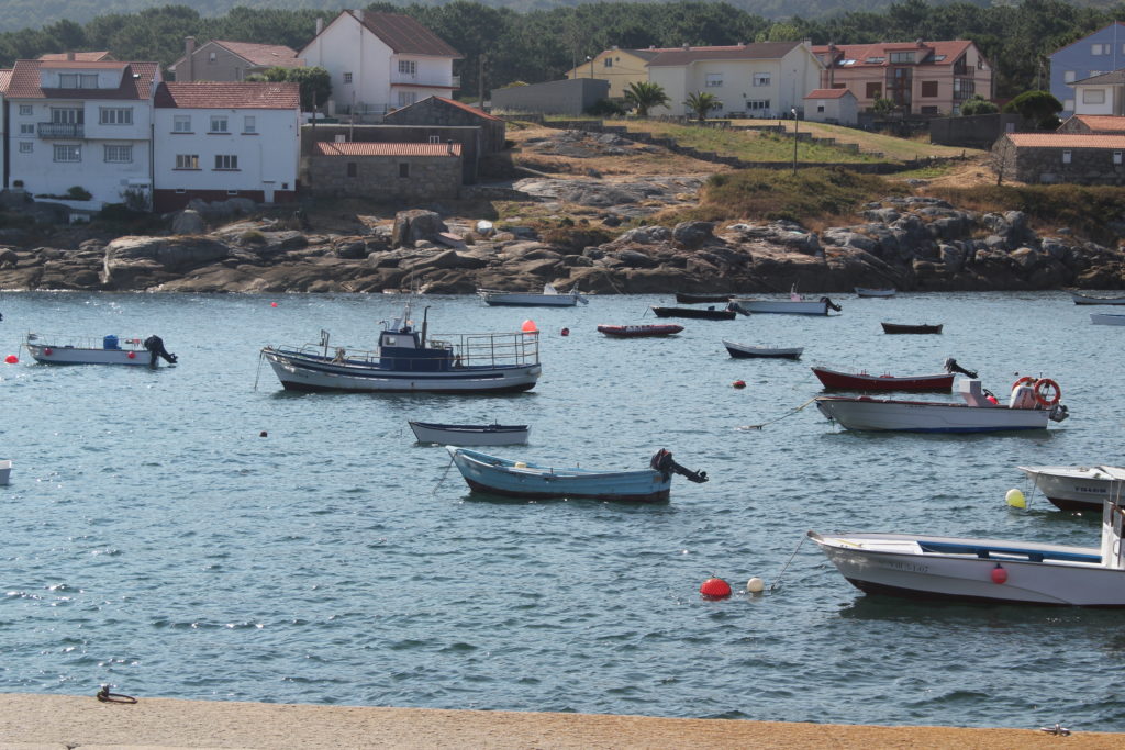 Embarcaciones de pesca artesanal en la Reserva Marina de Lira